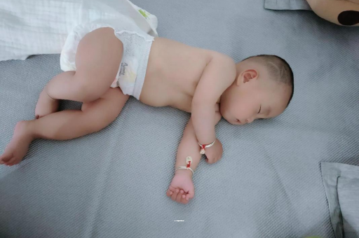 山南几个月宝宝会抬头